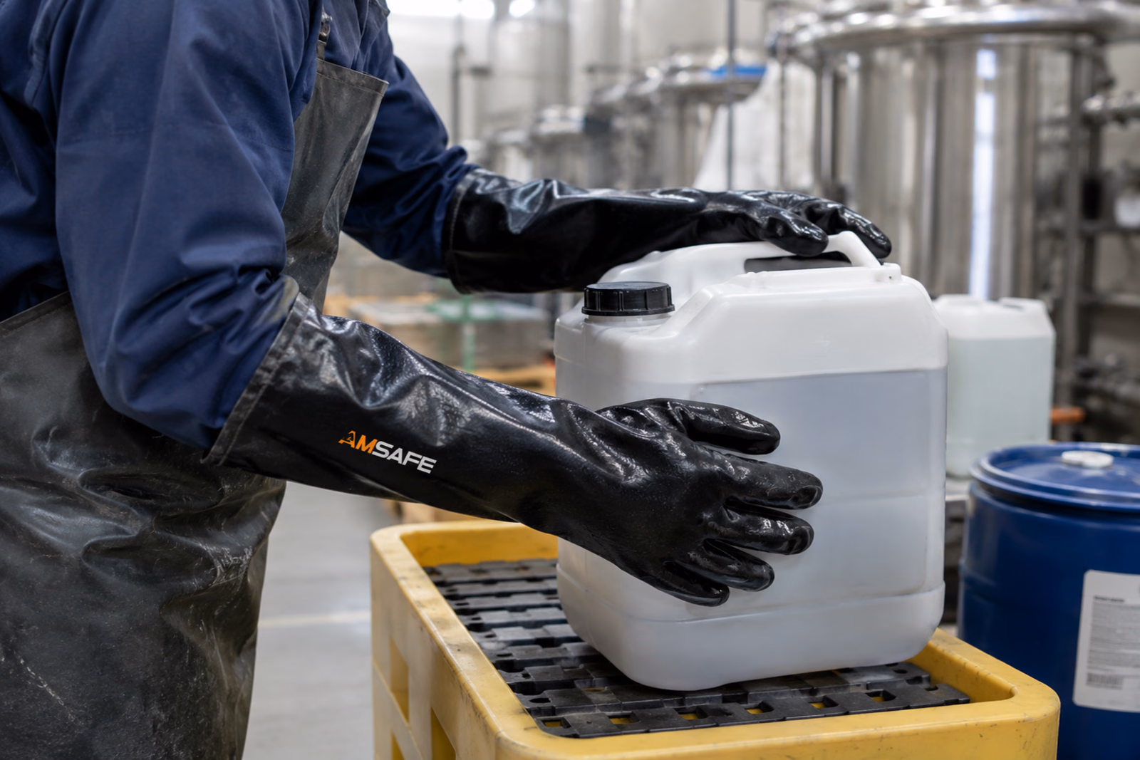 Luvas de neoprene usadas em manuseio industrial de produtos químicos.